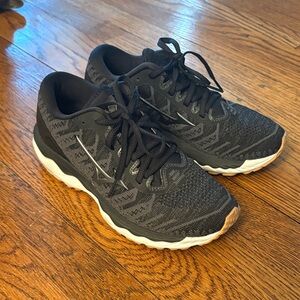 Mizuno wave sky 4 black running shoe Wave Knit